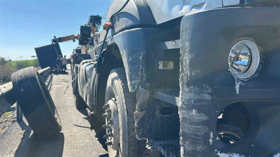 Mersin’de Tır Bariyerlere Çarptı, Konteyner Devrildi