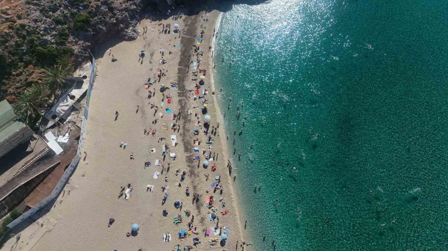 Alanya’da Yazdan Kalma Gün: Ekim Ayı Sonunda Deniz Keyfi Yaşanıyor