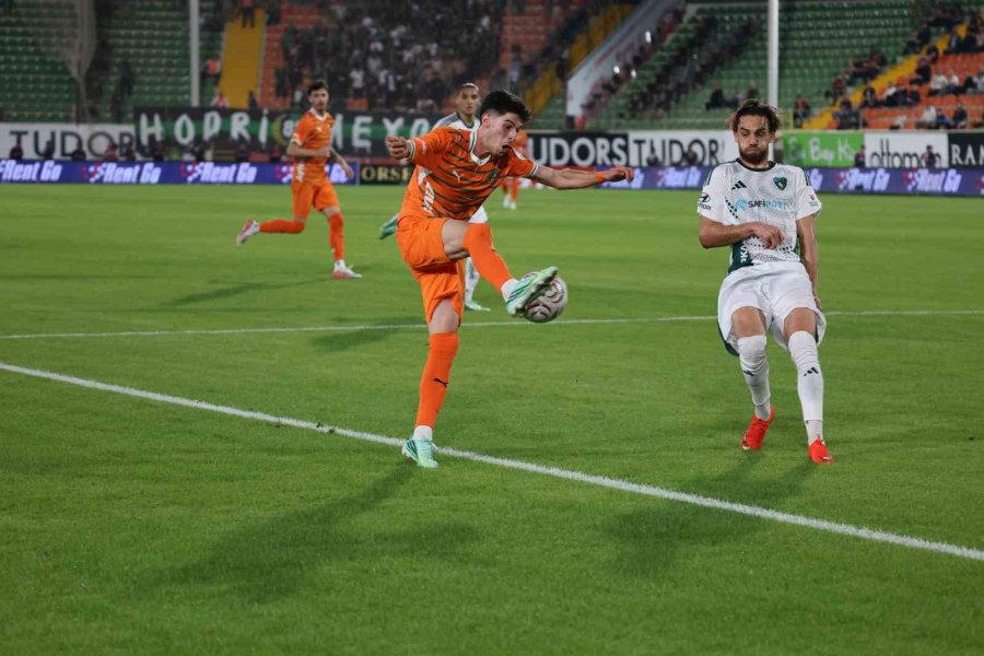 Trendyol Süper Lig: Corendon Alanyaspor: 0 - Kocaelispor: 2 (ilk Yarı)