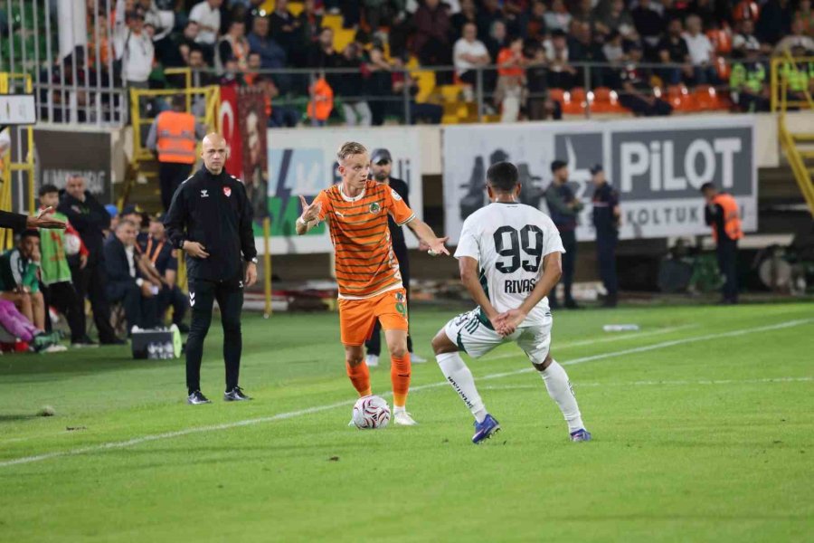 Trendyol Süper Lig: Corendon Alanyaspor: 0 - Kocaelispor: 2 (ilk Yarı)