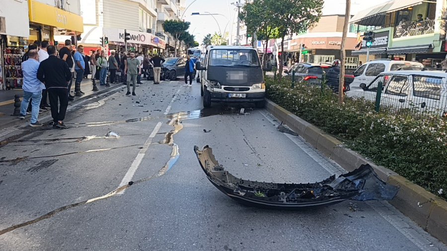 Kırmızı Işık İhlali Yapan Kamyonet Ortalığı Savaş Alanına Çevirdi: 2 Yaralı