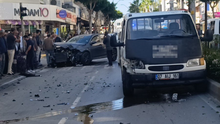 Kırmızı Işık İhlali Yapan Kamyonet Ortalığı Savaş Alanına Çevirdi: 2 Yaralı