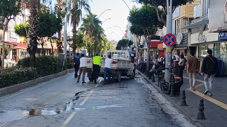Kırmızı Işık İhlali Yapan Kamyonet Ortalığı Savaş Alanına Çevirdi: 2 Yaralı