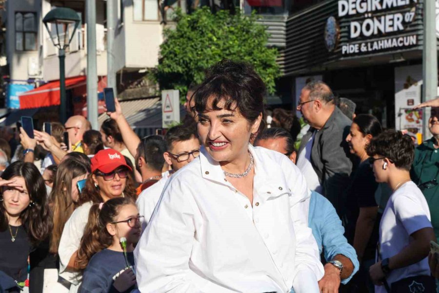 Antalya’da Ünlü Sanatçılara Sevgi Seli