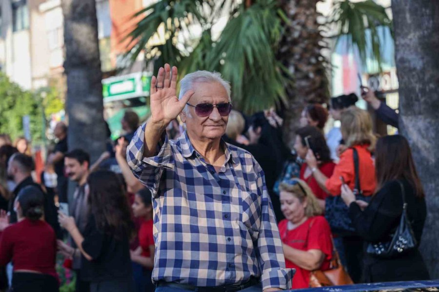 Antalya’da Ünlü Sanatçılara Sevgi Seli