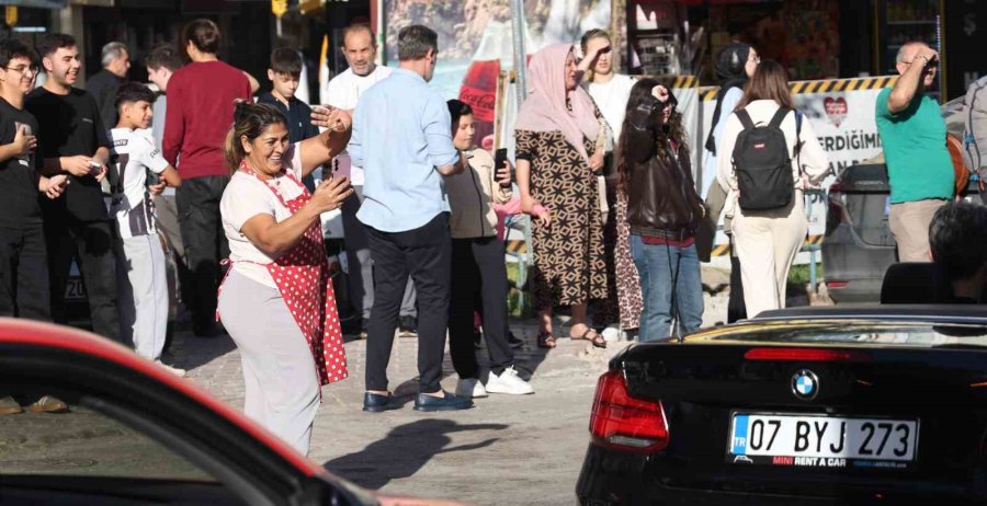 Antalya’da Ünlü Sanatçılara Sevgi Seli