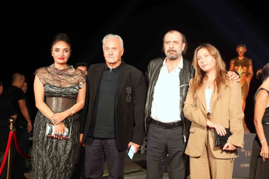 Altın Portakal Kırmızı Halıda Ünlülerin Şıklık Yarışı