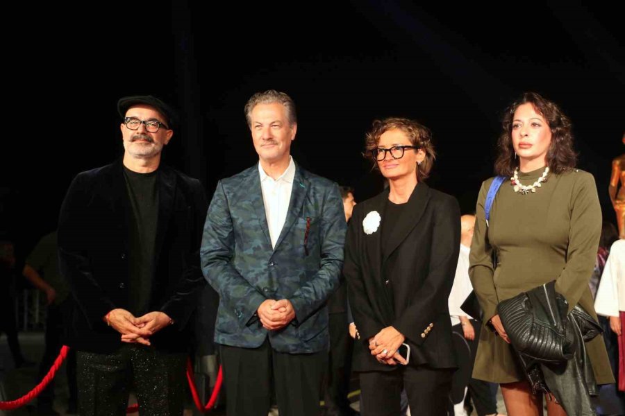 Altın Portakal Kırmızı Halıda Ünlülerin Şıklık Yarışı