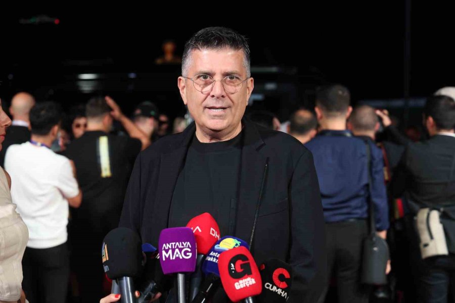 Altın Portakal Kırmızı Halıda Ünlülerin Şıklık Yarışı