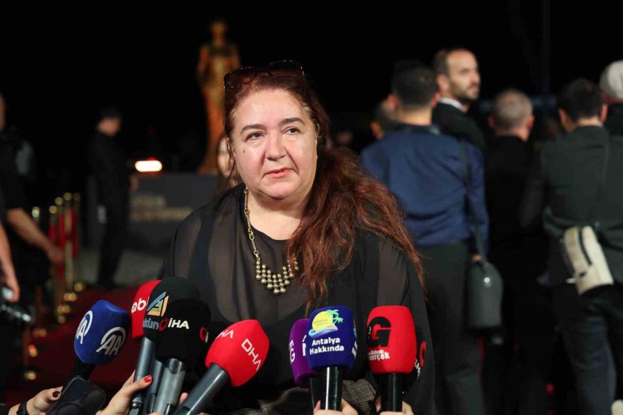 Altın Portakal Kırmızı Halıda Ünlülerin Şıklık Yarışı