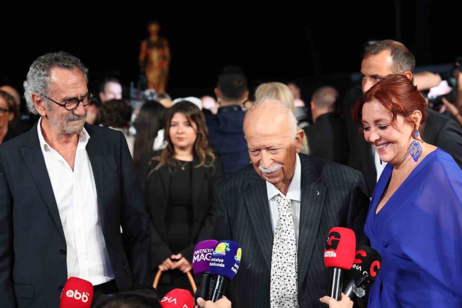 Altın Portakal Kırmızı Halıda Ünlülerin Şıklık Yarışı