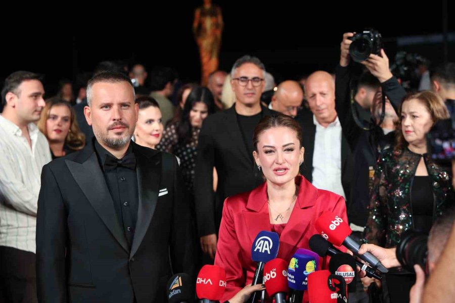 Altın Portakal Kırmızı Halıda Ünlülerin Şıklık Yarışı