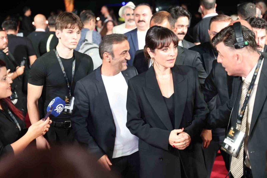 Altın Portakal Kırmızı Halıda Ünlülerin Şıklık Yarışı