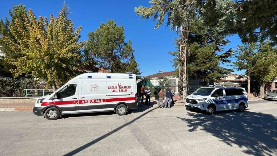 Karaman’da Çatı Tamiri Yapan İşçi 3 Metreden Düştü