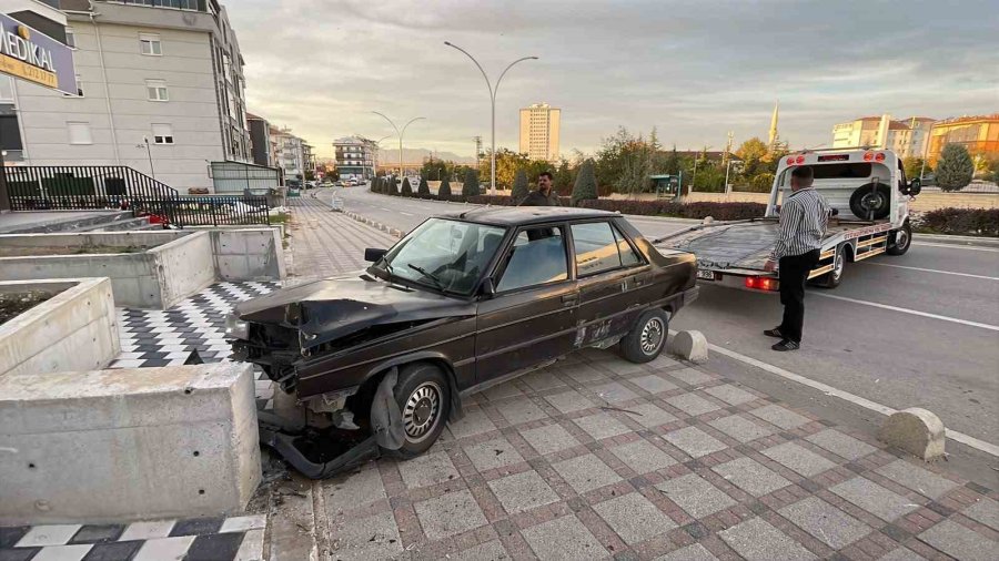 Karaman’da Otomobil Beton Duvara Çarptı: 1 Yaralı