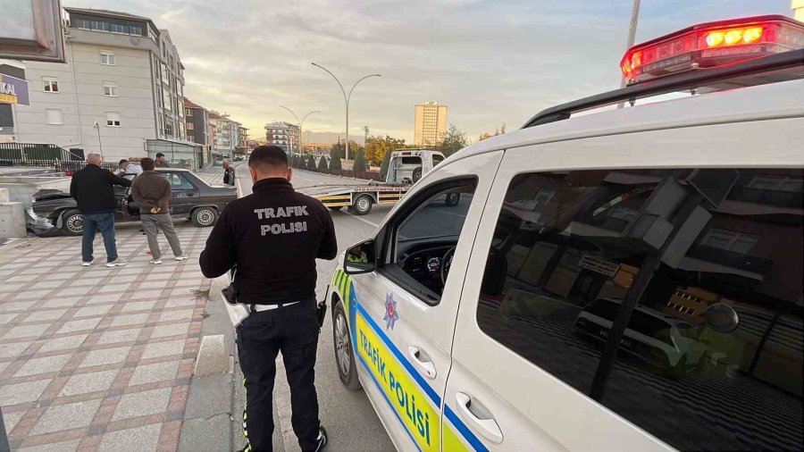 Karaman’da Otomobil Beton Duvara Çarptı: 1 Yaralı