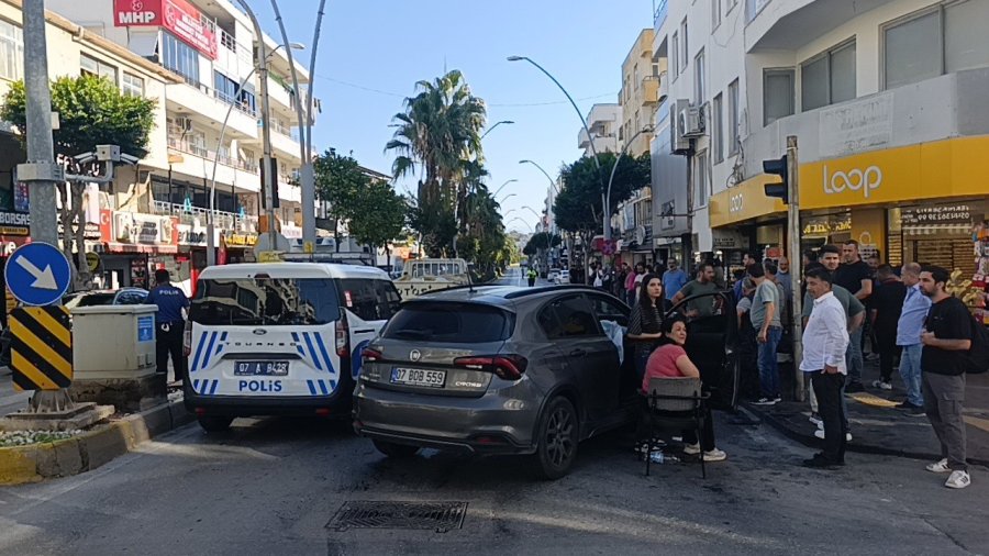 Kırmızı Işık İhlali Yapan Kamyonet Ortalığı Savaş Alanına Çevirdi: 2 Yaralı