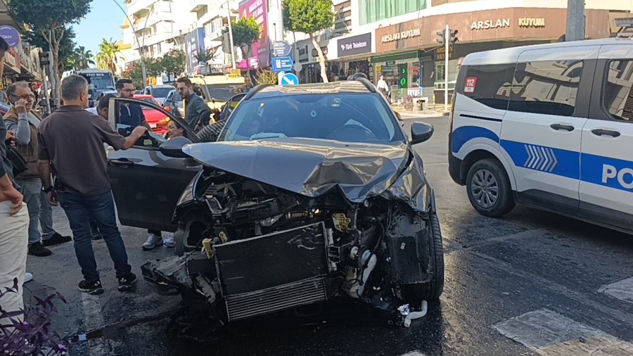 Kırmızı Işık İhlali Yapan Kamyonet Ortalığı Savaş Alanına Çevirdi: 2 Yaralı