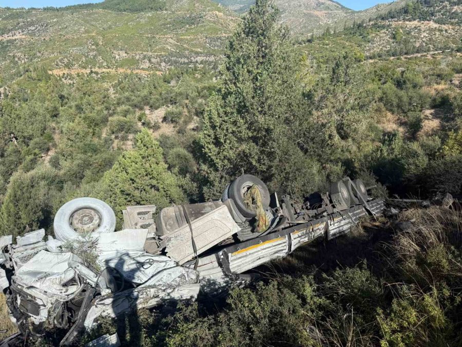 Antalya’da Kömür Yüklü Tır Şarampole Devrildi: 2 Yaralı