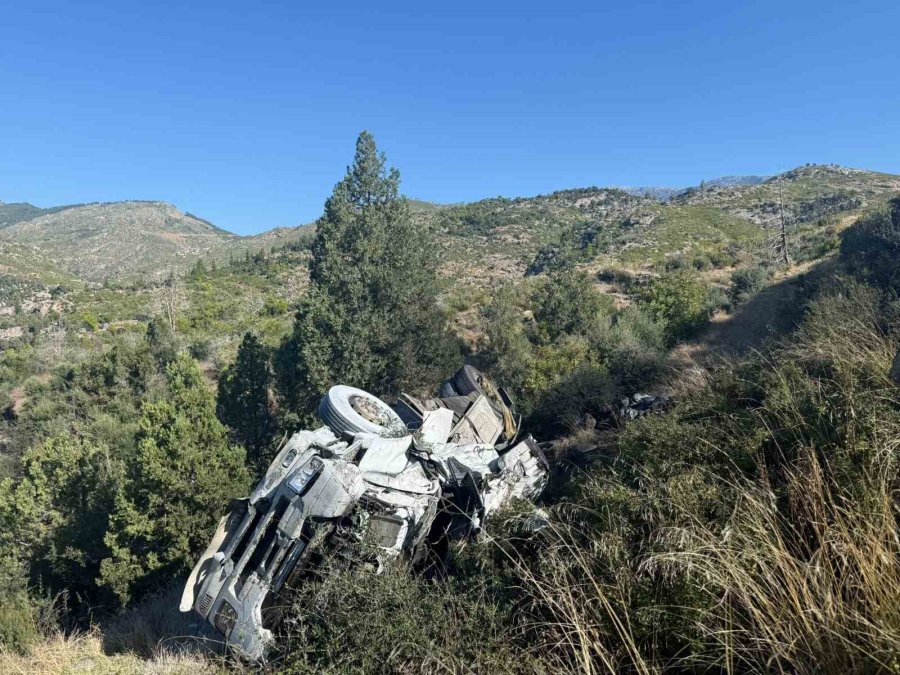 Antalya’da Kömür Yüklü Tır Şarampole Devrildi: 2 Yaralı