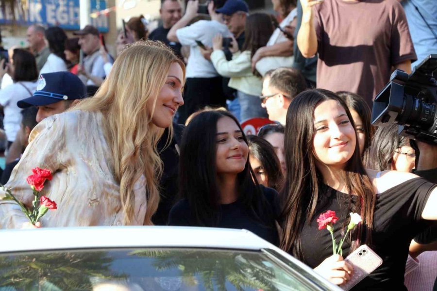 Antalya’da Ünlü Sanatçılara Sevgi Seli