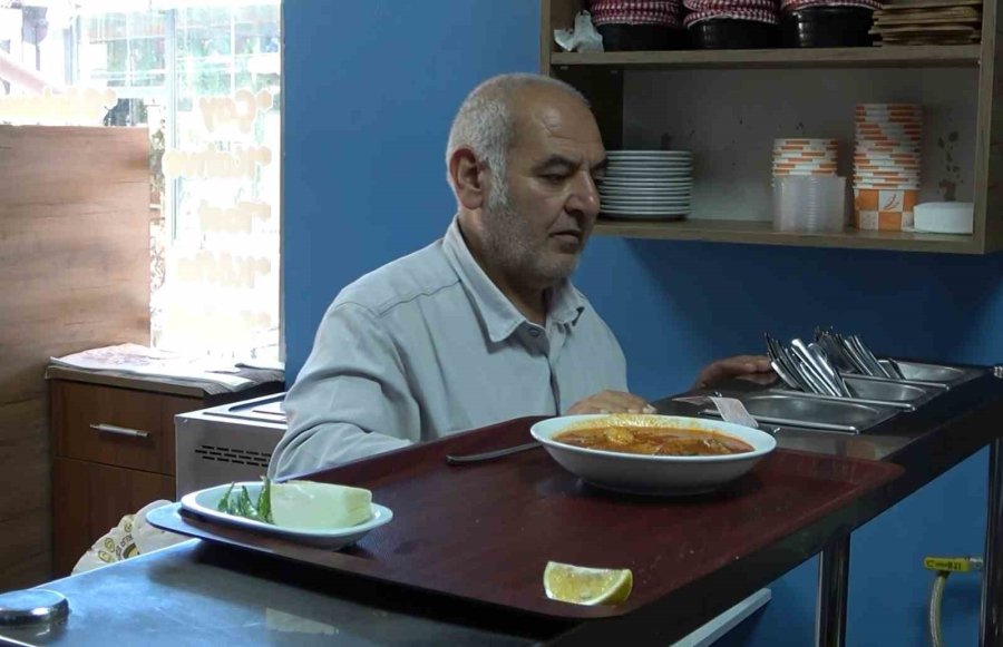 Aksaray’da Kurtlar Vadisi’ndeki Abidin’e Benzeyen Lokantacı İlgi Çekiyor