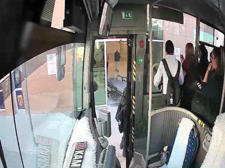 Niğde’de Halk Otobüsü Şoförü Rahatsızlanan Öğrenciyi Hastaneye Yetiştirdi