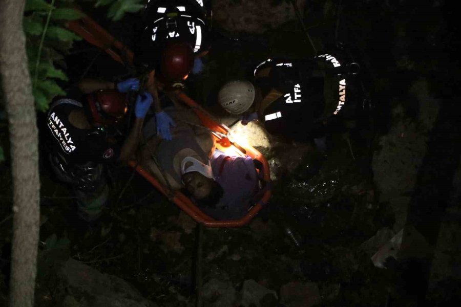 25 Metreden Kayalık Alana Düştü, 2 Saatlik Operasyonla Kurtarıldı