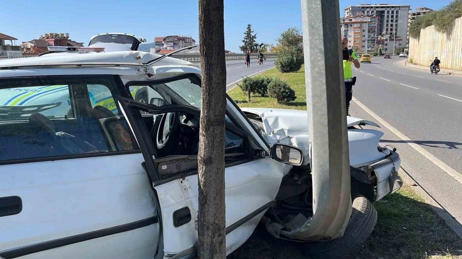 Aydınlatma Direğine Çarpan Otomobilin Sürücüsü Kaçtı: 1 Yaralı