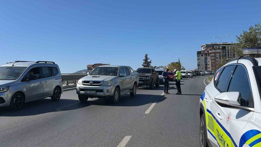 Aydınlatma Direğine Çarpan Otomobilin Sürücüsü Kaçtı: 1 Yaralı