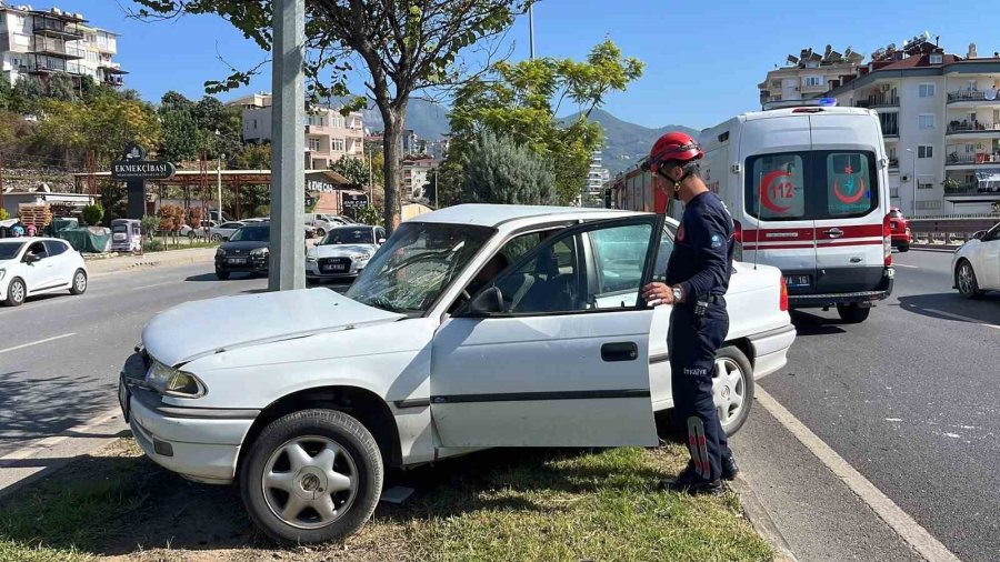 Aydınlatma Direğine Çarpan Otomobilin Sürücüsü Kaçtı: 1 Yaralı