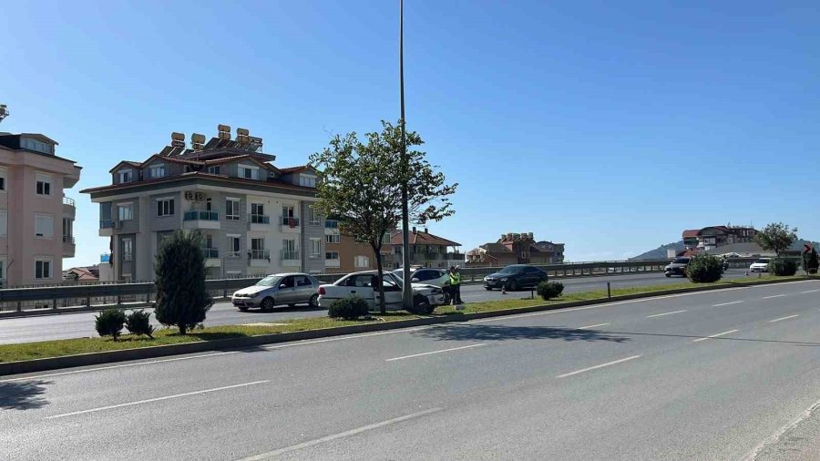 Aydınlatma Direğine Çarpan Otomobilin Sürücüsü Kaçtı: 1 Yaralı