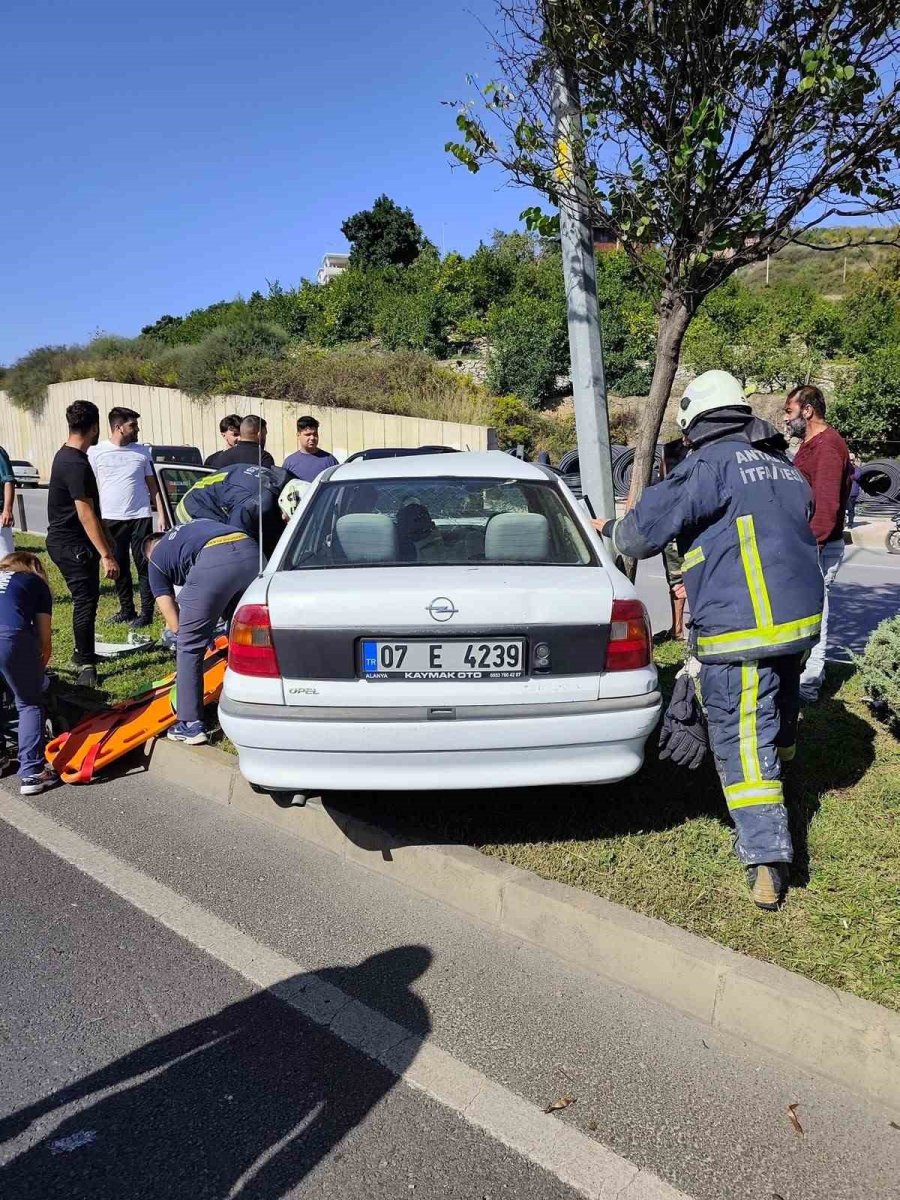 Aydınlatma Direğine Çarpan Otomobilin Sürücüsü Kaçtı: 1 Yaralı