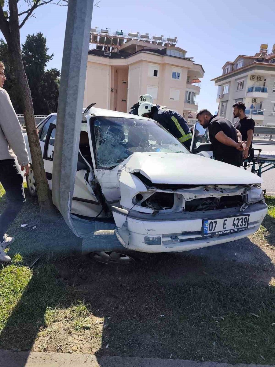 Aydınlatma Direğine Çarpan Otomobilin Sürücüsü Kaçtı: 1 Yaralı