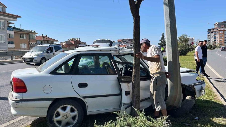 Aydınlatma Direğine Çarpan Otomobilin Sürücüsü Kaçtı: 1 Yaralı