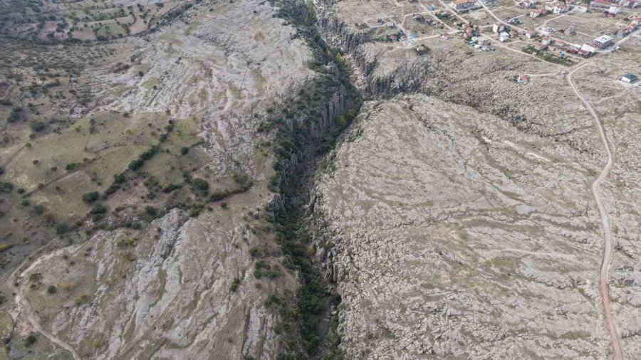 Aksaray’ın Manastır Vadisi Kayadan Oyma Evleri Ve Doğal Güzellikleriyle İlgi Çekiyor