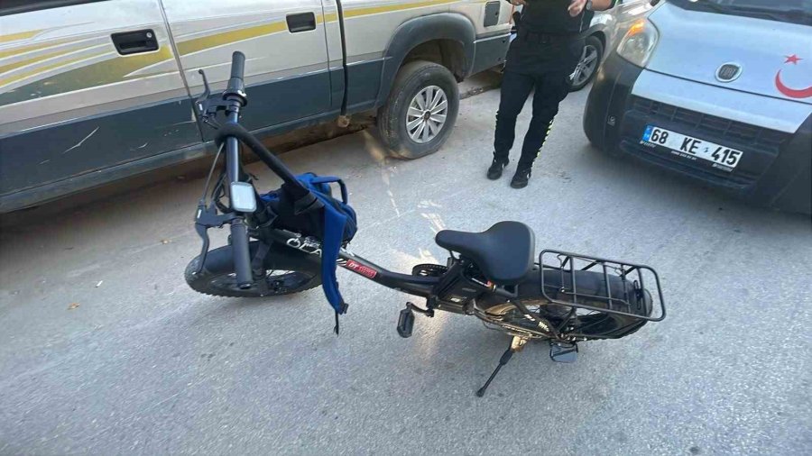 Karaman’da Elektrikli Bisiklet Hafif Ticari Araca Arkadan Çarptı: 1 Yaralı
