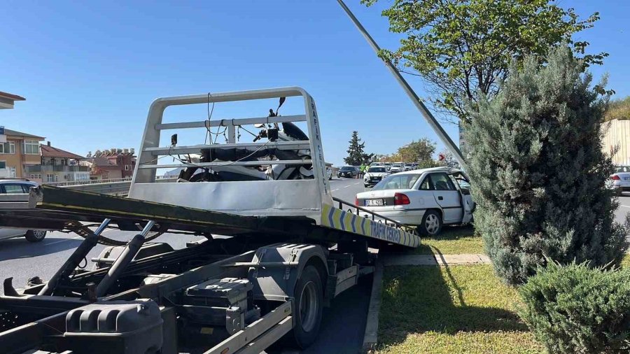 Aydınlatma Direğine Çarpan Otomobilin Sürücüsü Kaçtı: 1 Yaralı