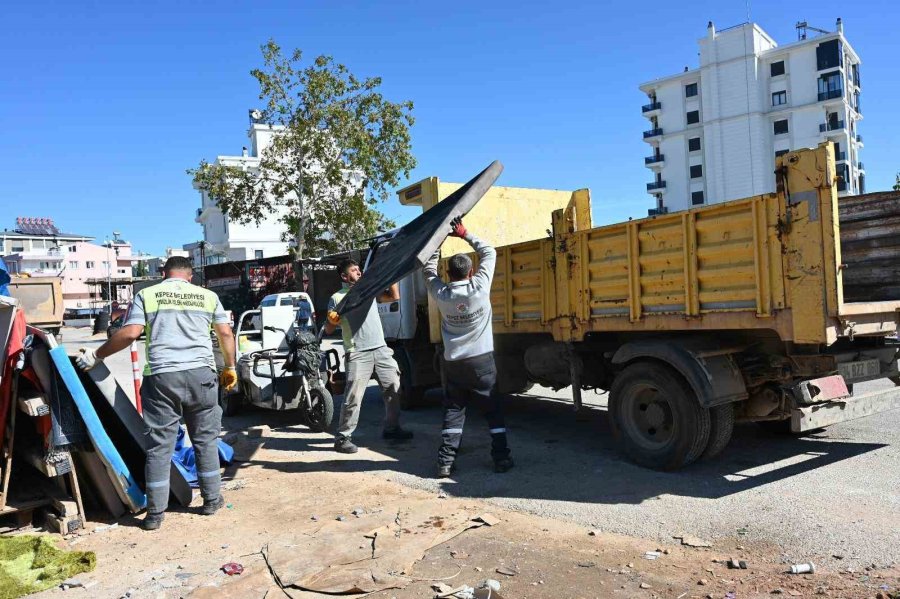 Kepez’de Temizlik Seferberliği: Aydoğmuş’ta 30 Kamyon Atık Kaldırıldı