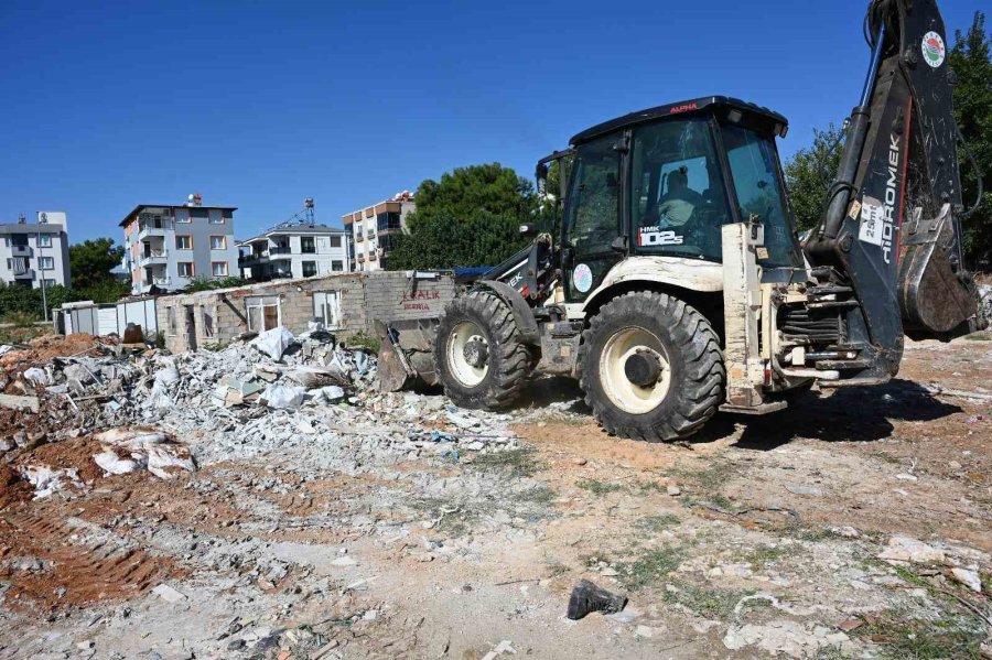 Kepez’de Temizlik Seferberliği: Aydoğmuş’ta 30 Kamyon Atık Kaldırıldı