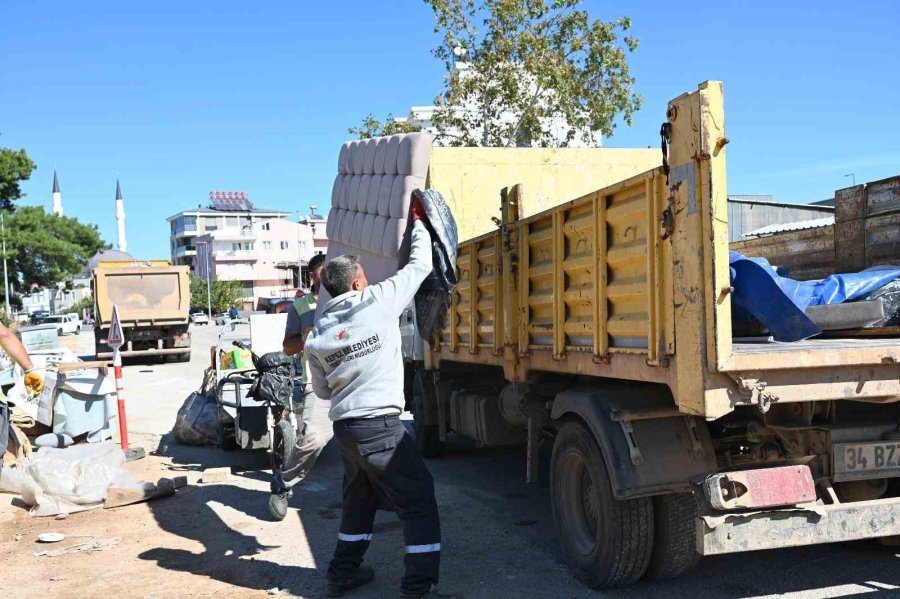 Kepez’de Temizlik Seferberliği: Aydoğmuş’ta 30 Kamyon Atık Kaldırıldı