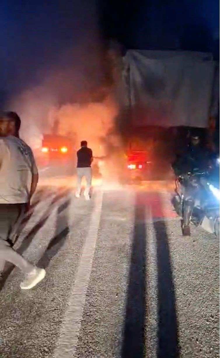 Isınan Balatalar Önce Lastikleri Sonra Kamyonu Yaktı