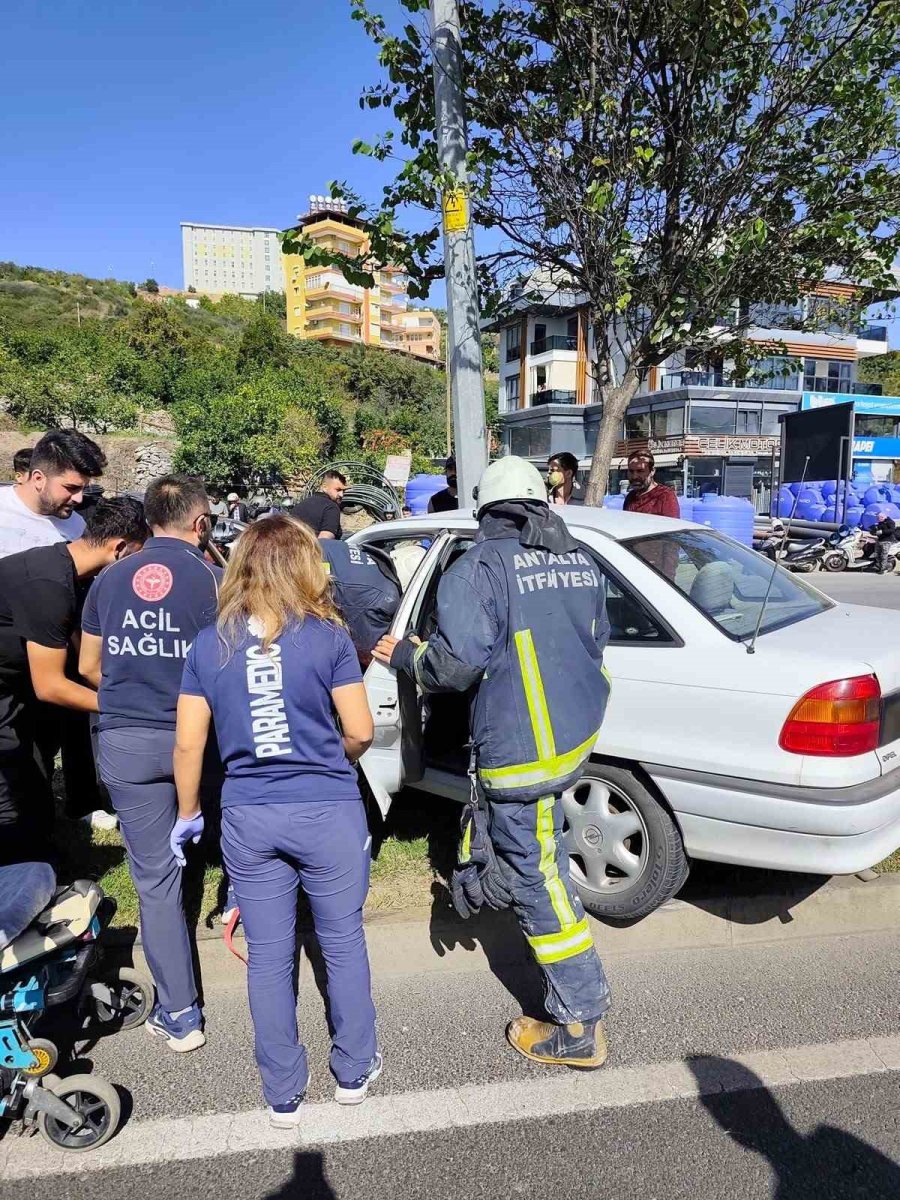 Aydınlatma Direğine Çarpan Otomobilin Sürücüsü Kaçtı: 1 Yaralı