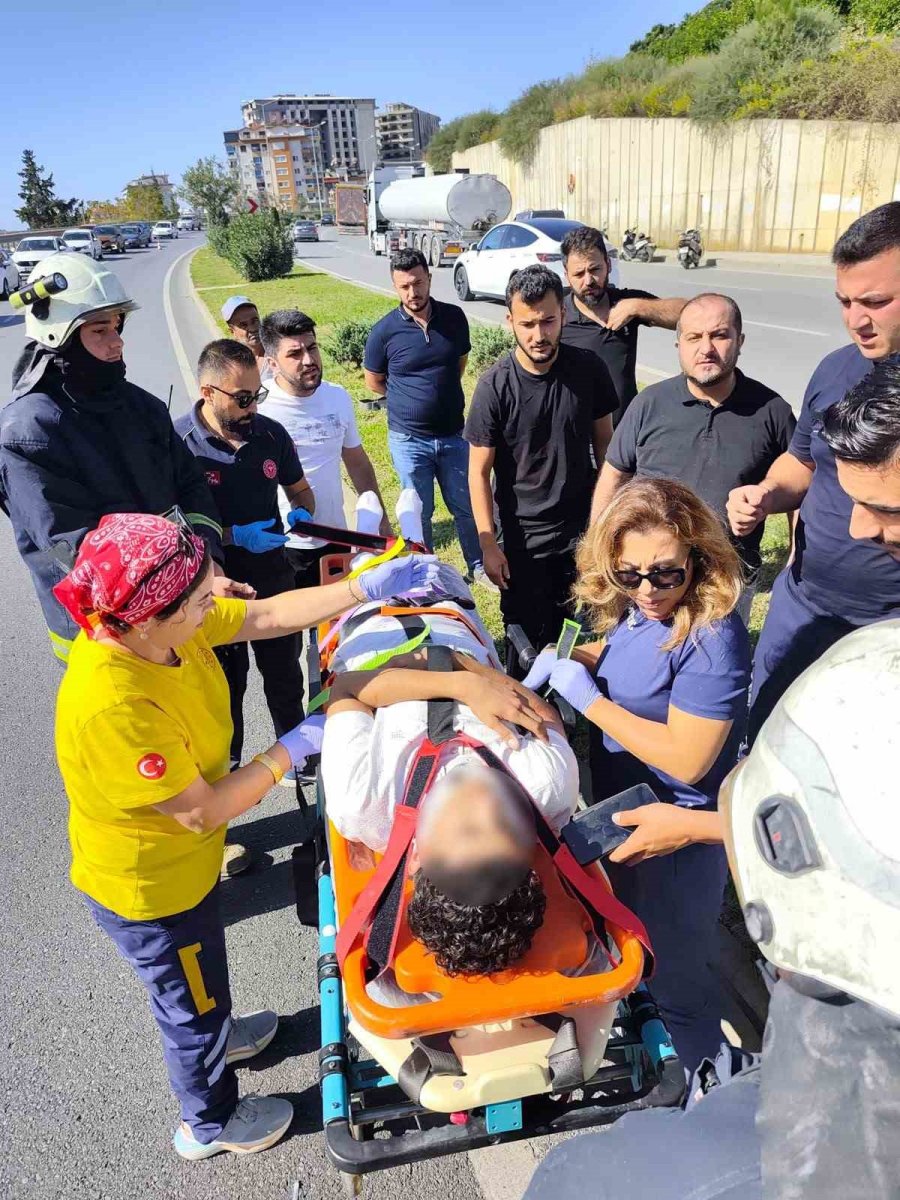Aydınlatma Direğine Çarpan Otomobilin Sürücüsü Kaçtı: 1 Yaralı