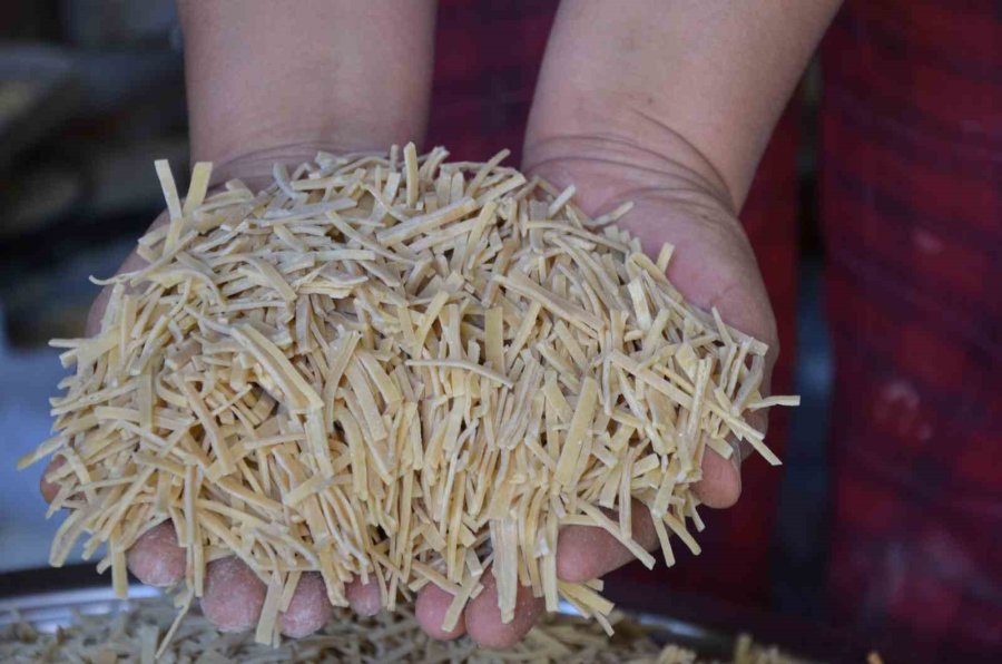 Antalya’da Kadınların Kış Mesaisi: 120 Yumurtayla 30 Kilo Erişte Hazırlıyorlar