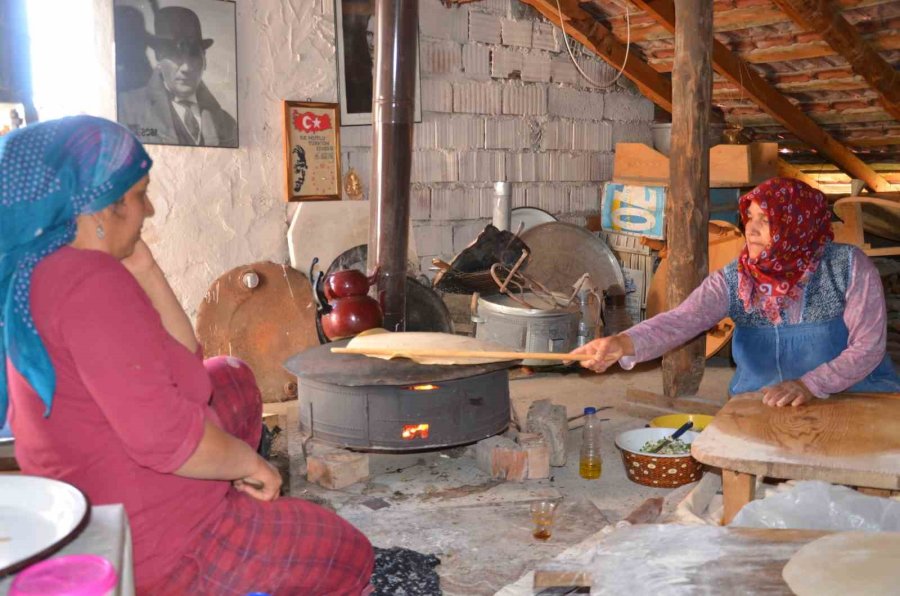 Antalya’da Kadınların Kış Mesaisi: 120 Yumurtayla 30 Kilo Erişte Hazırlıyorlar