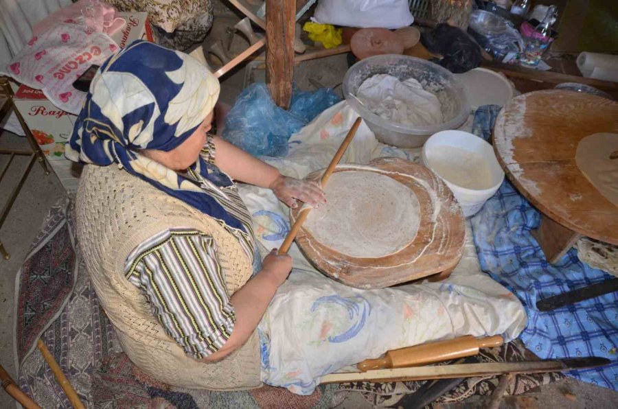 Antalya’da Kadınların Kış Mesaisi: 120 Yumurtayla 30 Kilo Erişte Hazırlıyorlar