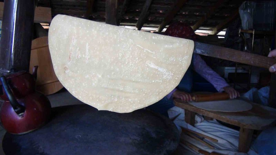 Antalya’da Kadınların Kış Mesaisi: 120 Yumurtayla 30 Kilo Erişte Hazırlıyorlar