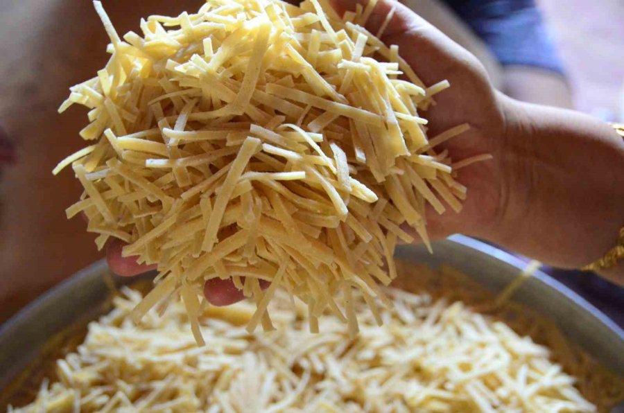 Antalya’da Kadınların Kış Mesaisi: 120 Yumurtayla 30 Kilo Erişte Hazırlıyorlar