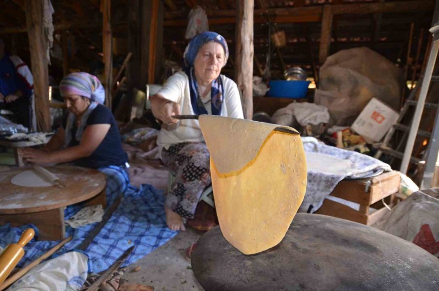 Antalya’da Kadınların Kış Mesaisi: 120 Yumurtayla 30 Kilo Erişte Hazırlıyorlar